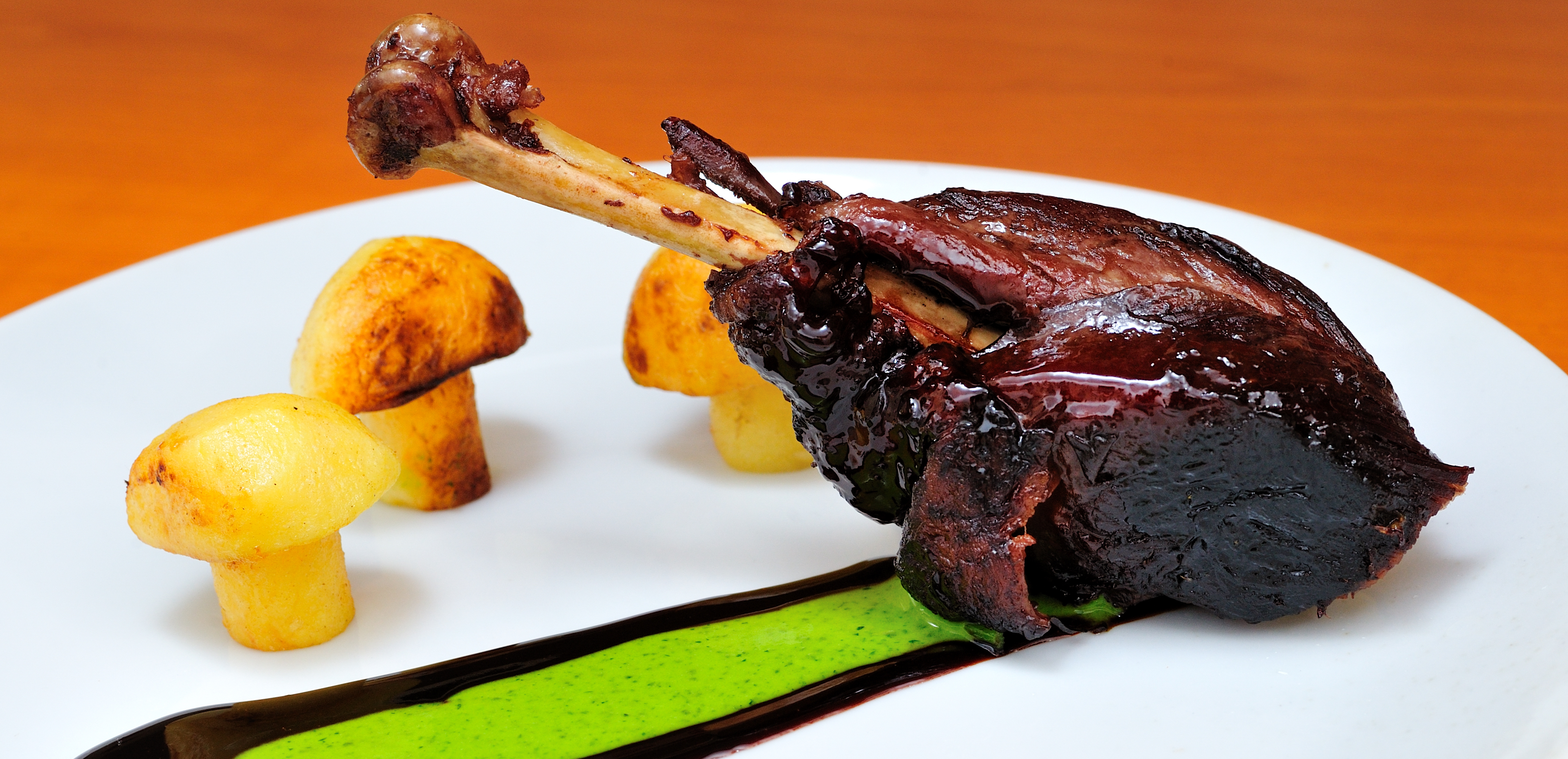 Cocos fiert in vin cu cartofi trasi in unt piure de patrunjel si sos de vin