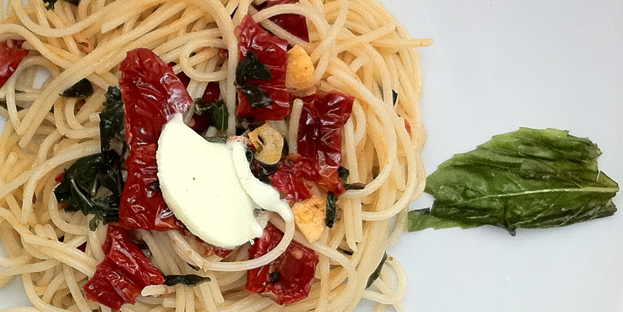 Razvan Anton Spaghetti Spaghete Paste rosii uscate in ulei usturoi busuioc proaspat unt sare piper